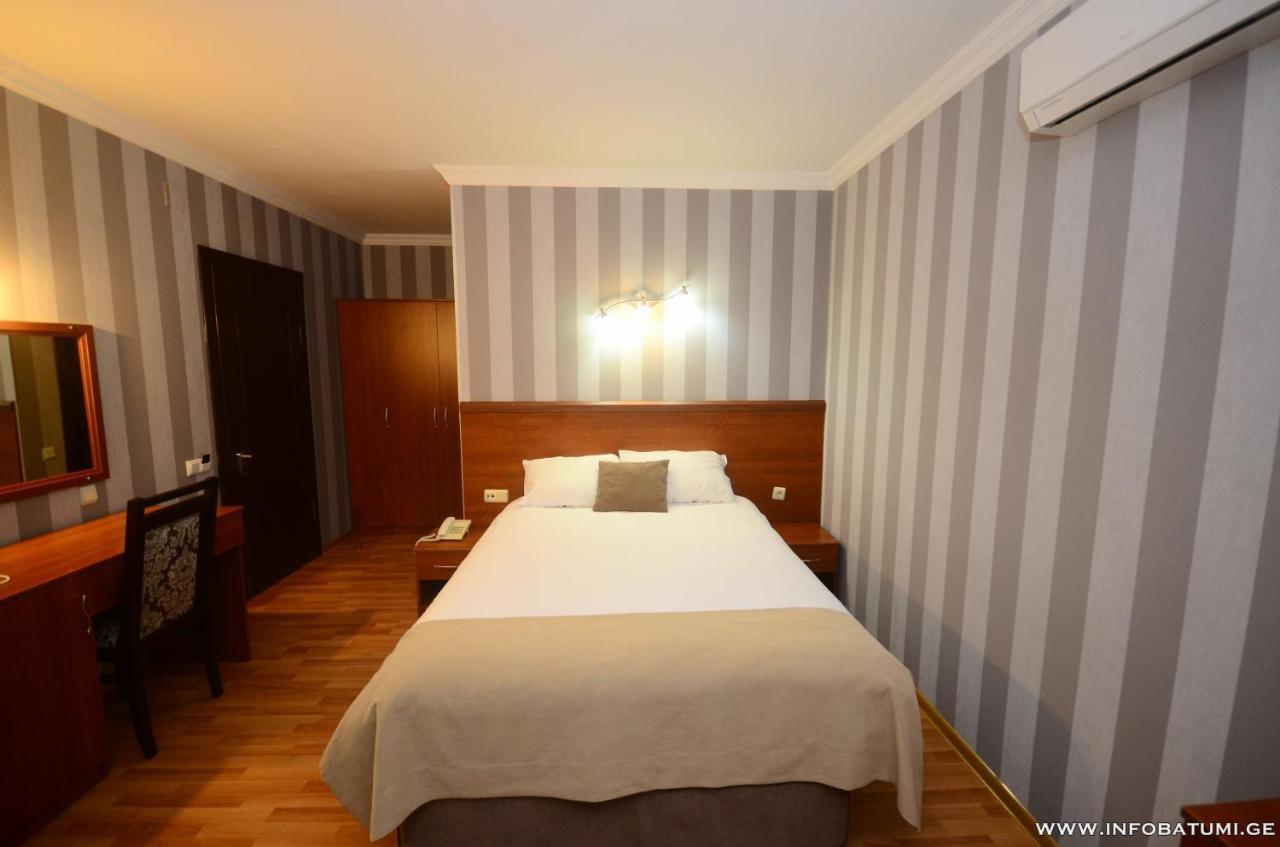 Hotel Istanbul Batumi Exterior foto